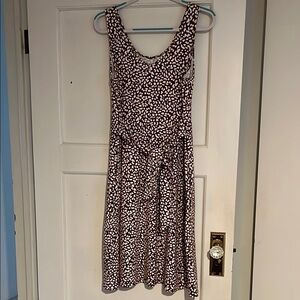 Sleevelessss,brown and white A-line dress with half belt.